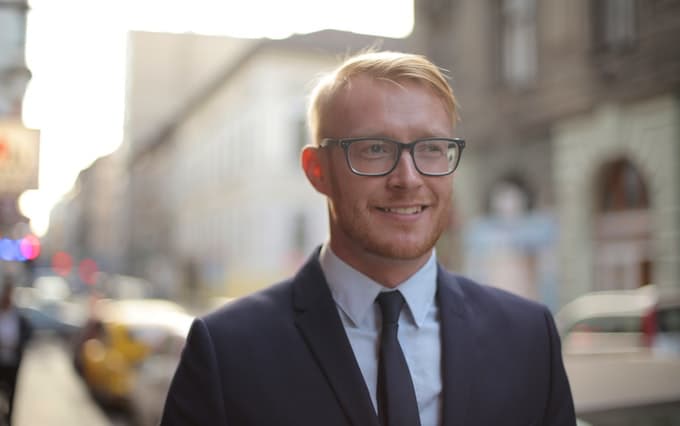 how to become a market analyst