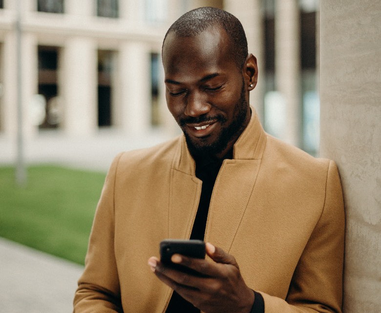 cliente soddisfatto che pubblica foto di prodotti online