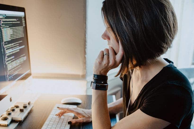 imprenditrice che valuta clienti target b2b