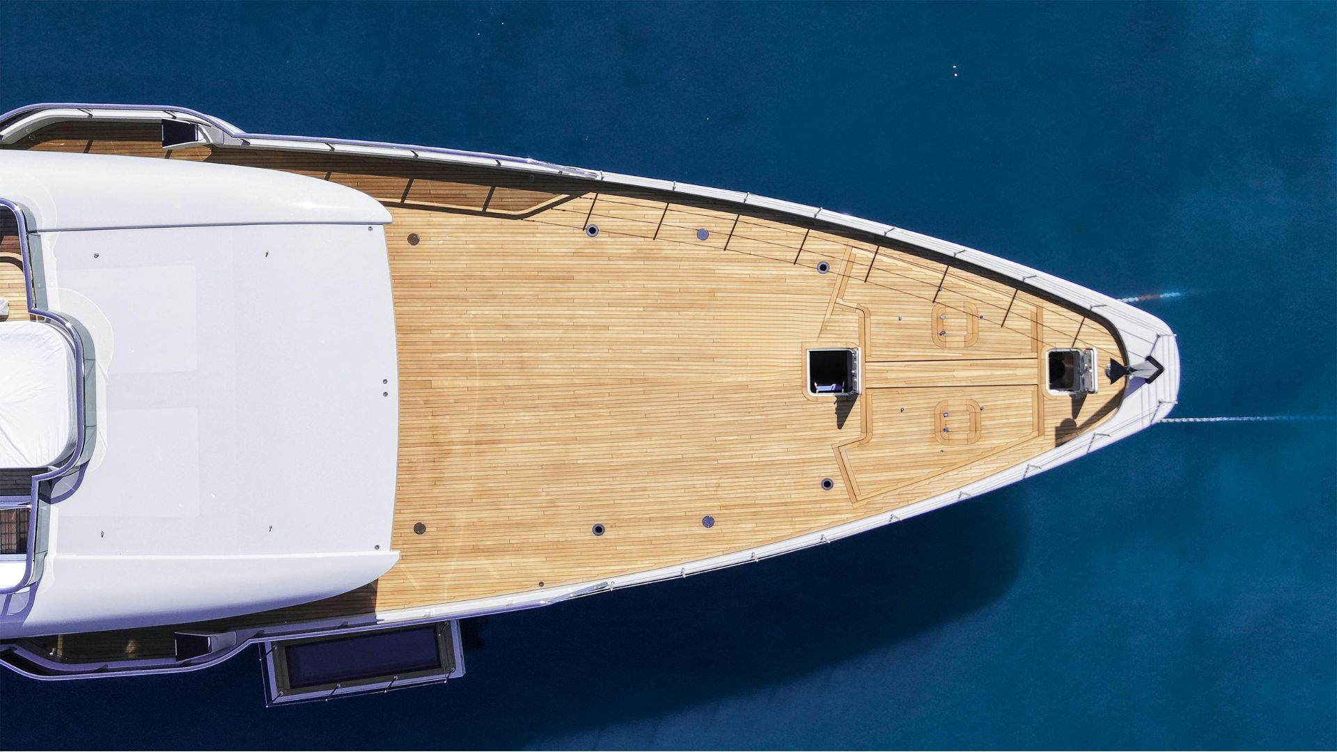 Vista aerea della prua di uno yacht di lusso, simbolo dell’eccellenza nel settore del brokerage e dello yachting internazionale.