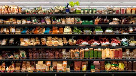 Scaffali di un supermercato con prodotti alimentari confezionati — analisi di mercato retail